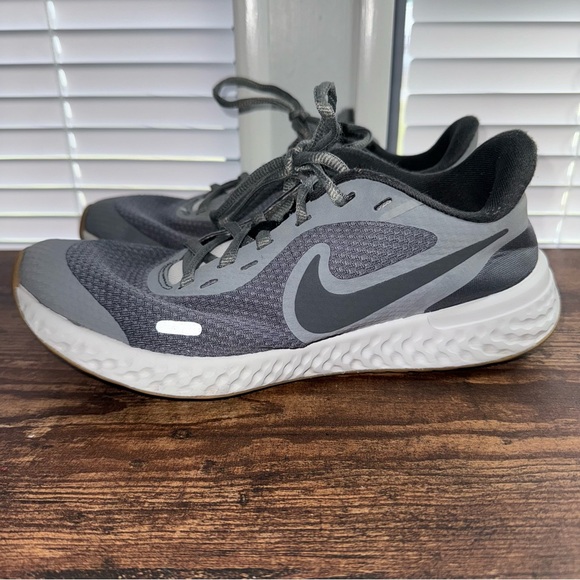Nike Girls Revolution 5 BQ5671-008 Gray Running Shoes Sneakers Size 5Y - Picture 2 of 9